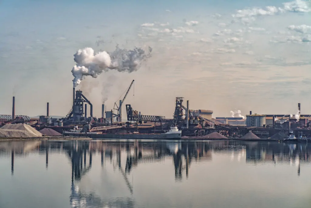 Poluição do ar causada por industria, presença de substâncias como monóxido de carbono, dióxido de nitrogênio e formaldeído. - Consultoria Qualidade do Ar