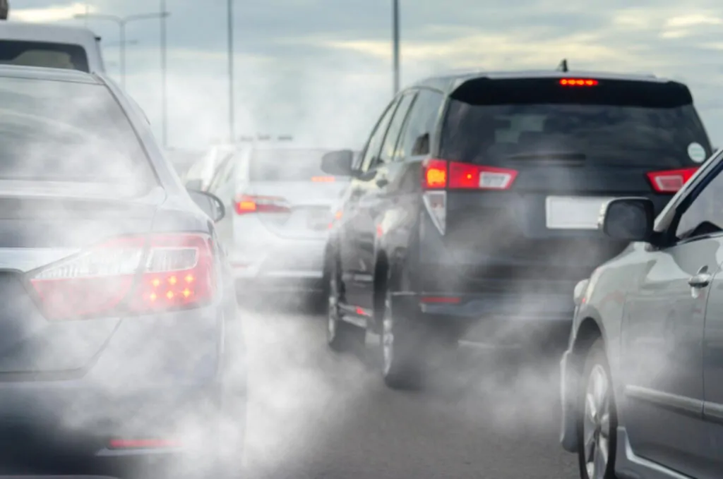 Poluição dos gases de escape dos veículos na cidade Engarrafamento na estrada. - Consultoria Qualidade do Ar 