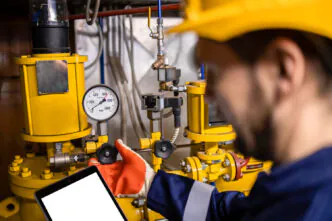 Sistema de válvulas e conexões pressurizadas preparadas para teste de estanqueidade em rede hidráulica. Etapa crítica para garantir vedação e segurança operacional.