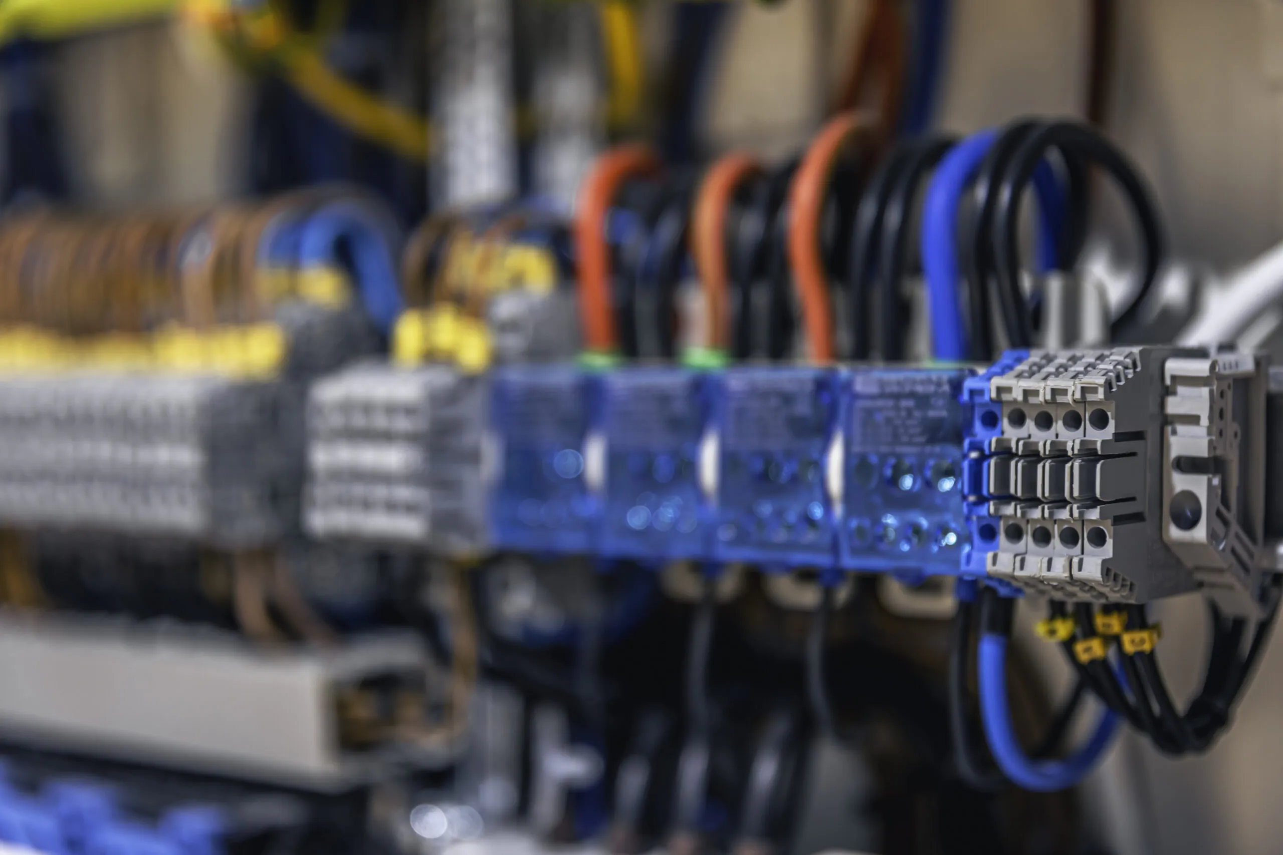 Componentes de proteção em destaque: fusíveis, contatores e conexões identificadas garantem a seletividade e a integridade elétrica do sistema industrial em condições normais e de falha.