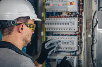 Parametrização de dispositivos de proteção e verificação funcional de relés digitais em painéis de distribuição, utilizando normas IEC 60255 como referência.