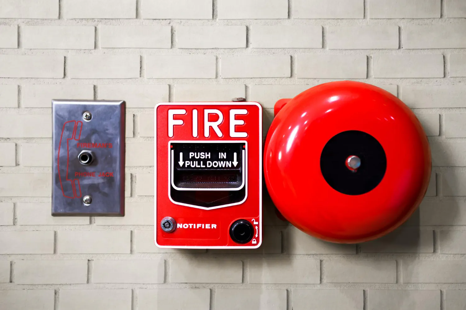 Conjunto de acionador manual tipo “Push In / Pull Down” e campainha de alarme. Quando acionado, envia sinal à central de alarme para iniciar evacuação e demais respostas automáticas do sistema. - NFPA 72 Código Nacional.