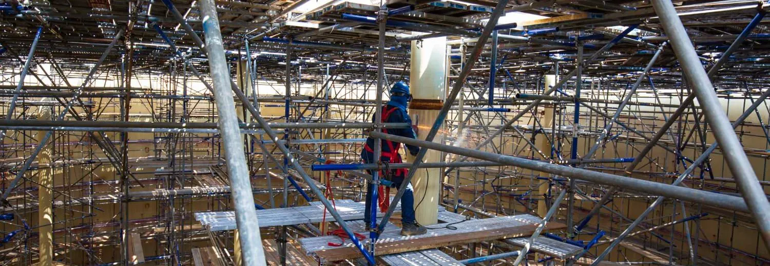 Andaimes industriais com múltiplos pontos de apoio e plataformas móveis. O dimensionamento correto de contraventamentos evita colapsos e garante estabilidade em ambientes críticos.