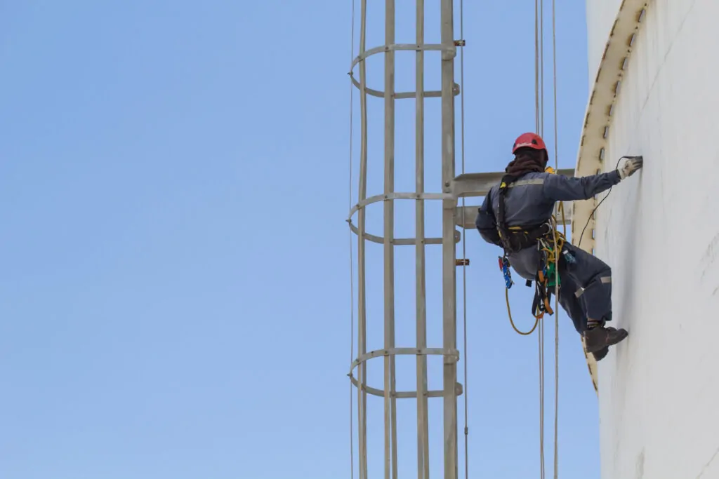 Trabalho em altura, como construção civil, manutenção industrial, telecomunicações e energia. - Curso como Elaborar Memorial de Cálculo