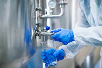 Coleta de amostra líquida para análise de cloro ativo em solução de hipoclorito de sódio, seguindo os procedimentos de controle de qualidade conforme NBR 11833 - CURSO HIPOCLORITO DE SÓDIO