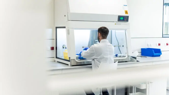 As capelas laboratoriais podem ser equipadas com diferentes sistemas de filtragem e exaustão, dependendo das necessidades do laboratório e dos materiais manipulados. Além disso, evidentemente, elas garantem a segurança dos trabalhadores, bem como ajudam a preservar a qualidade do ambiente de trabalho e atender às normas de segurança do trabalho.