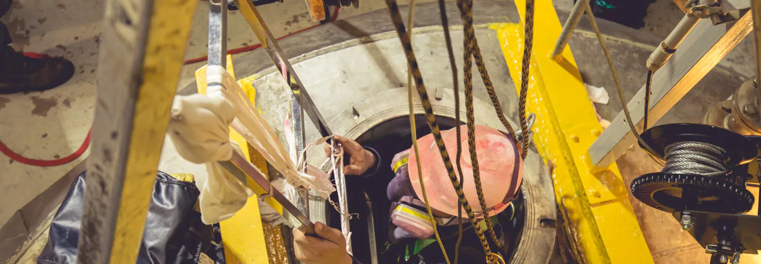 Entrada segura em espaço confinado: Uso adequado de EPIs e sistema de resgate garantem a integridade do trabalhador. - Curso Inventário Espaço Confinado.