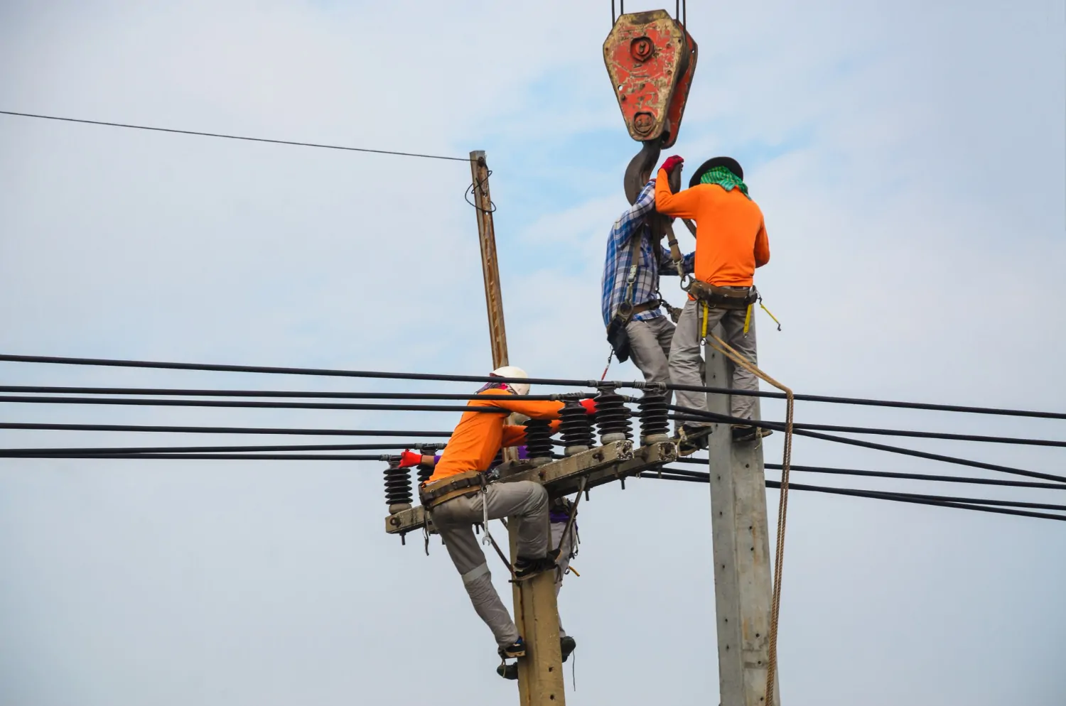 Intervenção em rede de distribuição elétrica com o uso de EPI e EPC adequados. Manutenção e substituição de isoladores em estrutura de média tensão (MT). - Curso Líder Linhas Desenergizadas.