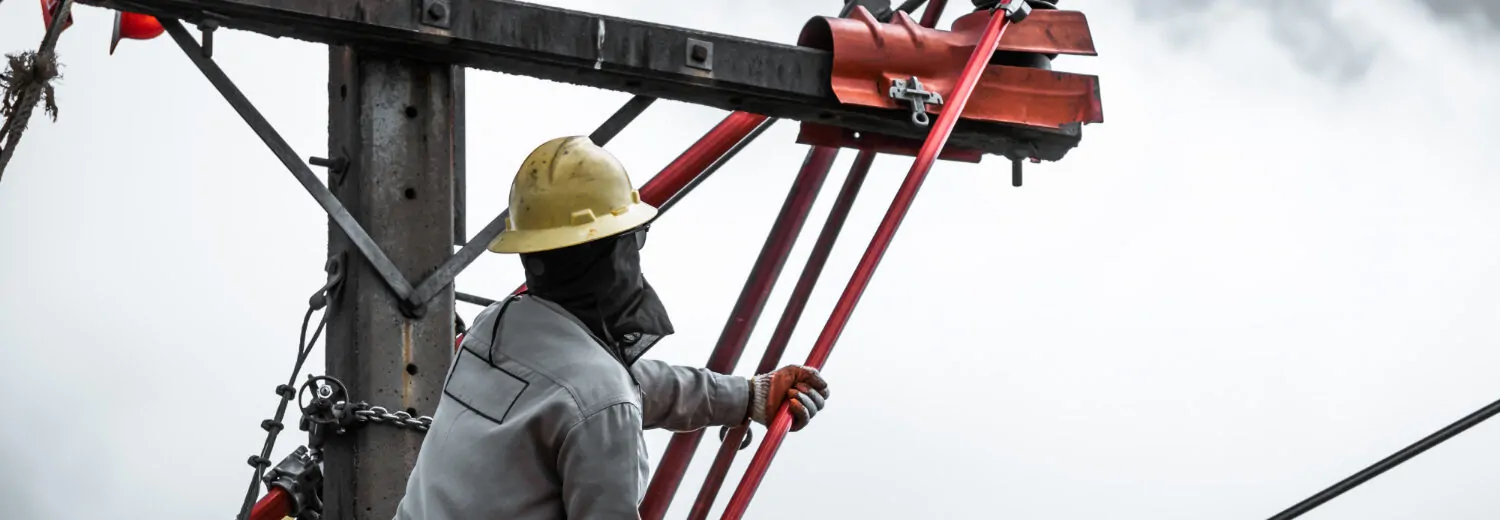 Procedimentos de seccionamento e recomposição de circuitos em redes de alta tensão (AT). Técnicas de isolamento e aterramento aplicadas para garantir a proteção contra descargas e arco elétrico.