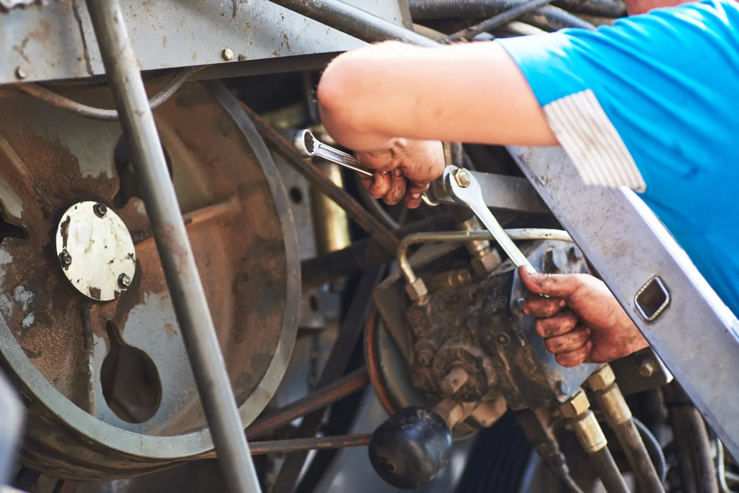 Técnico realizando a manutenção de um motor a diesel industrial. A inspeção e o ajuste de componentes garantem o funcionamento eficiente e a prevenção de falhas mecânicas. - Curso Manutenção Motor Diesel.