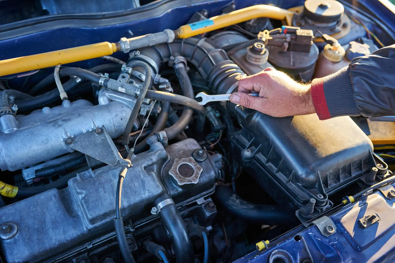  Verificação do sistema de injeção de combustível em um motor a diesel automotivo. A correta regulagem do fluxo de combustível melhora a eficiência e reduz o consumo. - Curso Manutenção Motor Diesel.