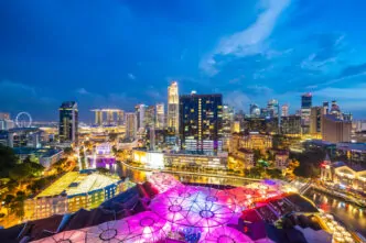 O dinamismo das redes de transporte urbanas iluminadas por sistemas de energia inteligentes e sustentáveis, conectando bairros e garantindo eficiência para a mobilidade urbana. - Curso Tecnologias Redes Elétricas Inteligentes.