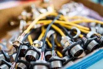 Materiais flexíveis combinados para isolamento elétrico: uma solução de alta performance, com resistência térmica superior e durabilidade prolongada, essenciais para garantir a segurança em sistemas elétricos de baixa e alta tensão. - Curso Materiais Combinados IEC 60626-1.