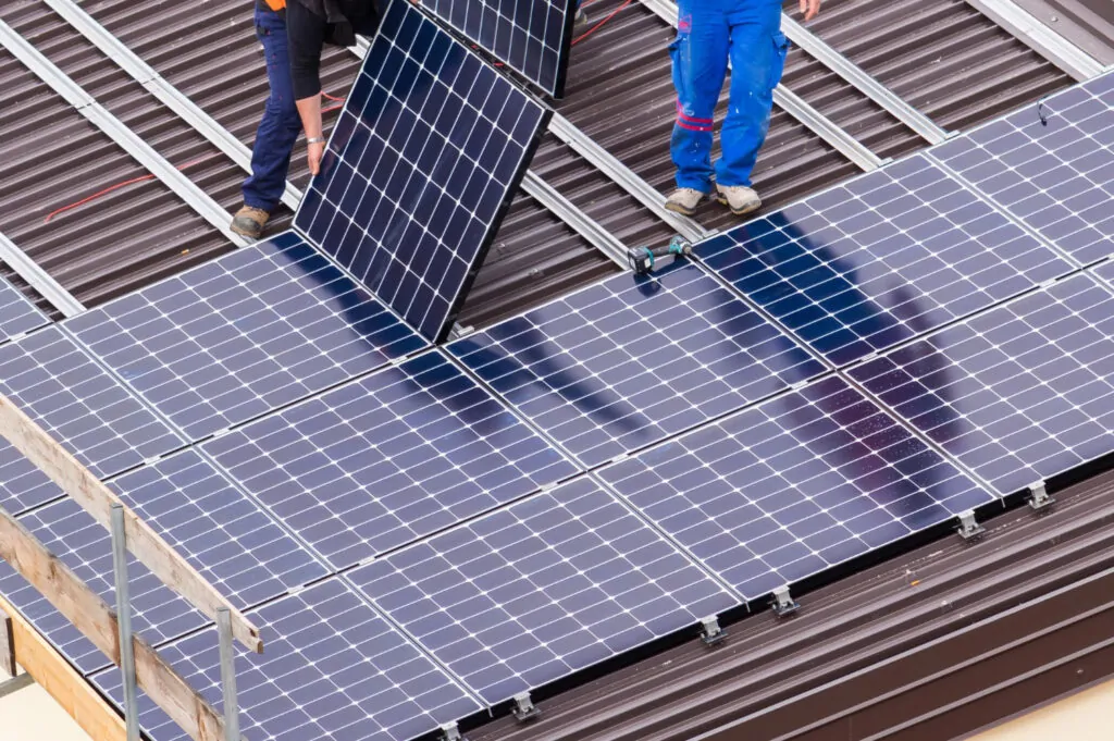 Instalação de painéis solares. - Perícia Sistemas Voltaicos