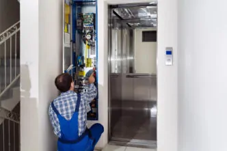 O Curso Instalação Elevador Passageiro tem como objetivo capacitar profissionais para realizar a instalação de elevadores de passageiros, abordando desde a preparação do local até os testes e ajustes finais, de acordo com normas técnicas e de segurança. O curso, portanto, forma instaladores qualificados para executar todas as etapas com segurança e precisão, garantindo eficiência, segurança e conformidade com os padrões do setor.