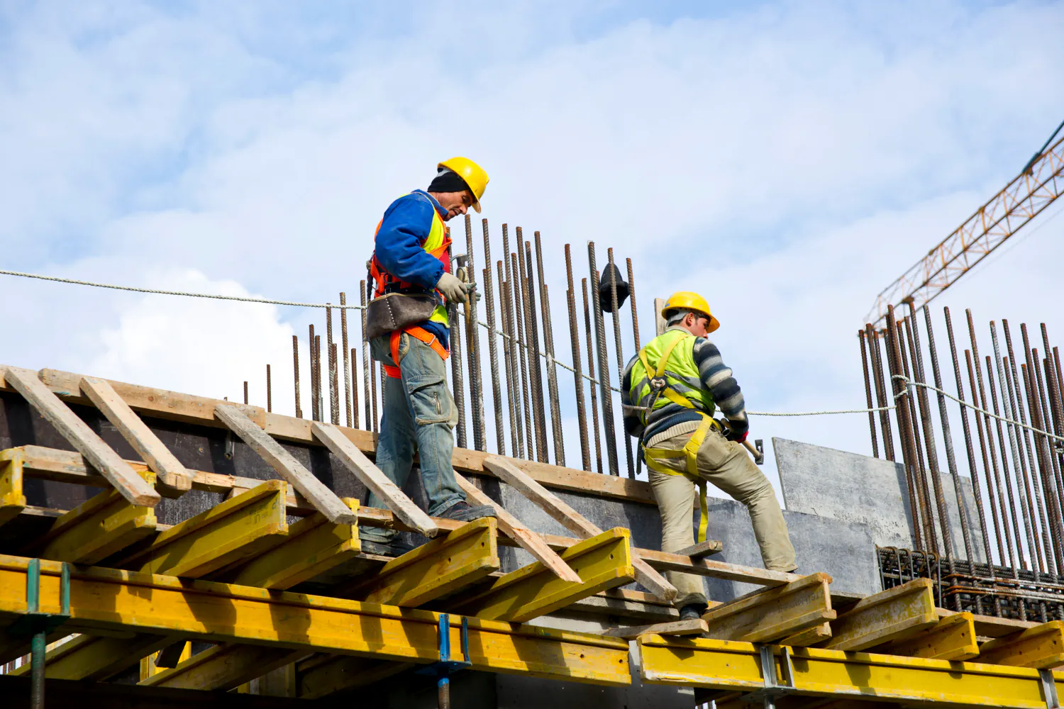 Trabalhadores realizam atividades em altura com uso de cinto de segurança e linha de vida - Curso Como Elaborar Laudo de Habitabilidade de Contêiner