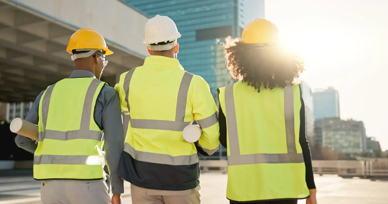 Profissionais da engenharia vistoriando obra com foco em segurança e conformidade técnica - Curso Como Elaborar Laudo de Habitabilidade de Contêiner