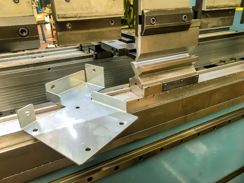 Peça metalica confeccionada por máquina dobradeira. - Laudo Máquina Dobradeira