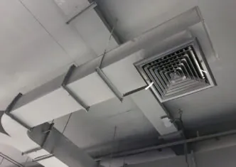 sistema de dutos de ventilação forçada instalado no teto de um ambiente fechado - Curso Laudo Ventilação Cozinhas