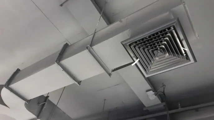 sistema de dutos de ventilação forçada instalado no teto de um ambiente fechado - Curso Laudo Ventilação Cozinhas