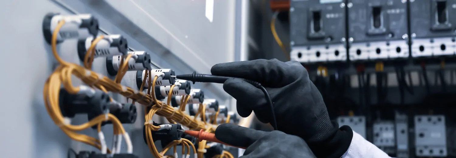 Treinamento e capacitação: NR 10 na prática! Somente profissionais qualificados podem intervir em instalações elétricas conforme a norma. - Curso NR 10.
