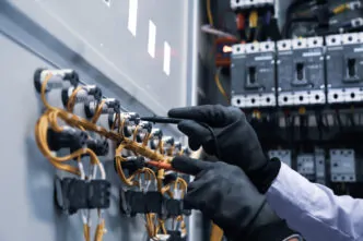 Treinamento e capacitação: NR 10 na prática! Somente profissionais qualificados podem intervir em instalações elétricas conforme a norma. - Curso NR 10.
