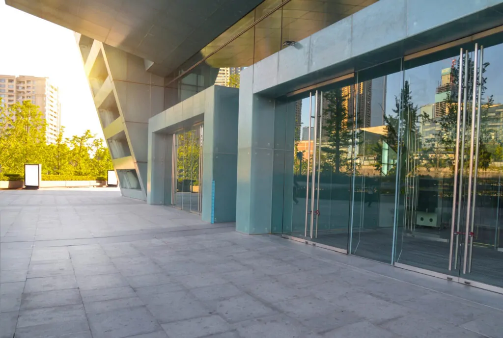 Entrada principal de um prédio comercial, fachada reforçada - Laudo Esquadrias