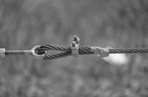 Análise de olhais de içamento e cabos de aço, garantindo a conformidade com os padrões de segurança para execução de ensaios e testes de carga - Teste de Carga Olhais de Içamento