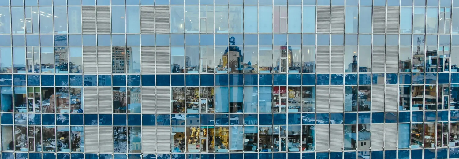 Fachada de vidro de um prédio comercial em área urbana - Laudo Esquadrias