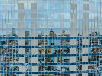 Fachada de vidro de um prédio comercial em área urbana - Laudo Esquadrias