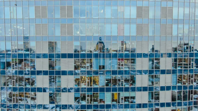 Fachada de vidro de um prédio comercial em área urbana - Laudo Esquadrias