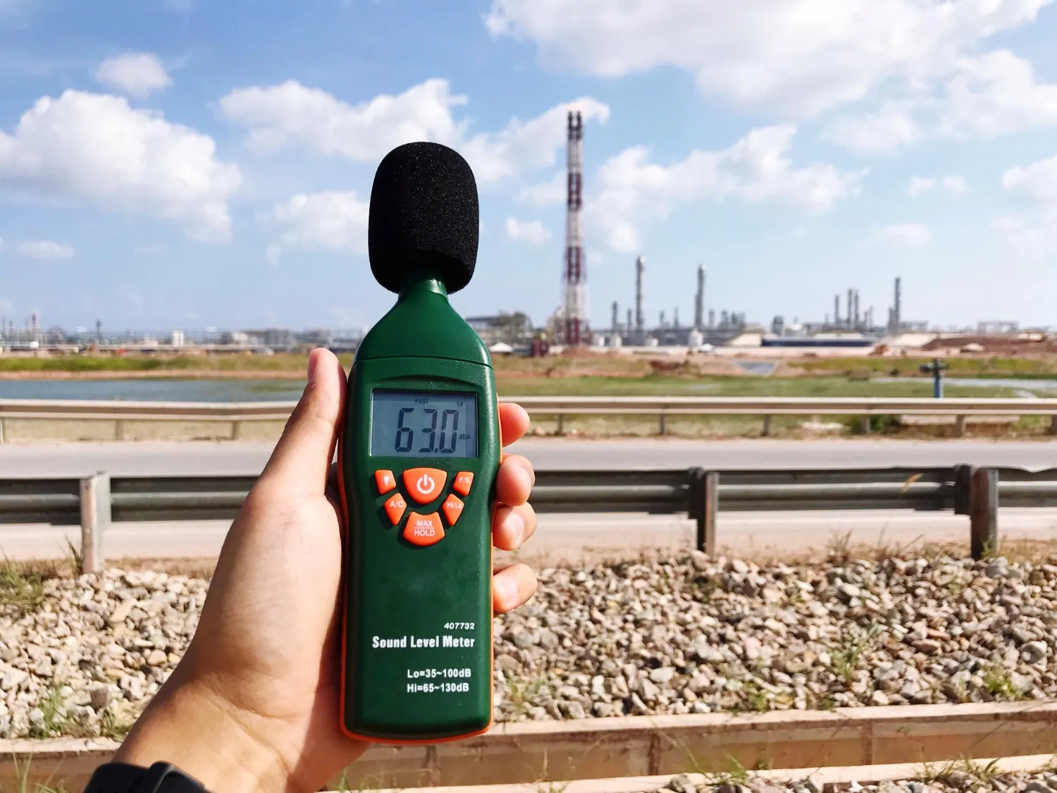 Engenheiro realizando medição de ruído ambiental em empreendimentos industriais - Laudo de Ruído