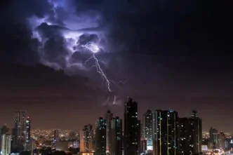 Prédio em momento de descargas elétricas - Medições de Continuidade Elétrica