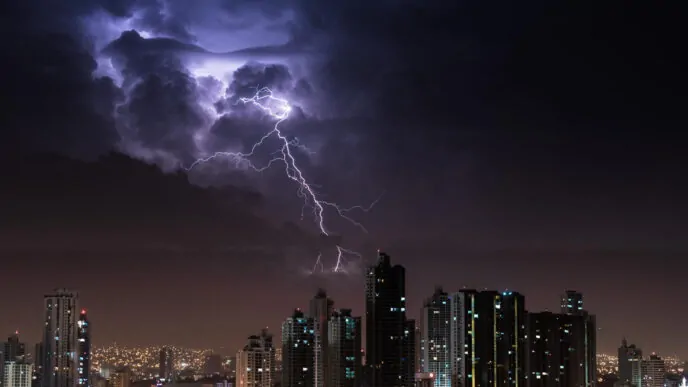 Prédio em momento de descargas elétricas - Medições de Continuidade Elétrica