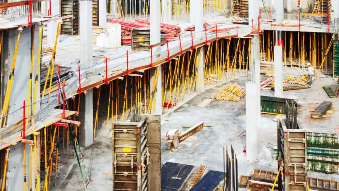 Vista de uma obra em fase de fundações