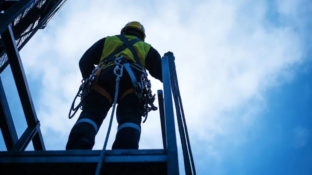 Trabalhadores da construção em equipamentos de segurança que operam em alturas. - Curso NR 35 – Nível Trabalhador