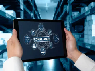 Aplicação de compliance no ambiente de estoquelogística, com destaque para monitoramento, controle e práticas seguras para o cumprimento de normas e procedimentos regulatórios.