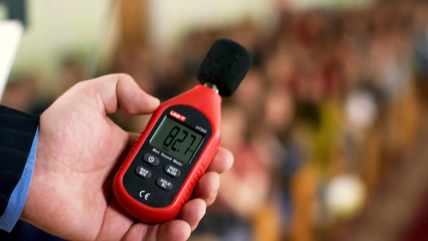 Medição de níveis de som e vibração utilizando equipamento especializado, como parte da elaboração do relatório técnico para avaliação de incômodos causados por vibrações em atividades poluidoras - Laudo de Vibração CETESB