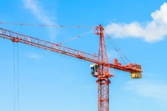 Grua em canteiro de obra. - Laudo Grua Aterramento
