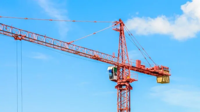 Grua em canteiro de obra. - Laudo Grua Aterramento