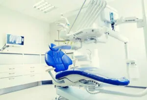 Ele é voltado principalmente para técnicos de manutenção, biomédicos, engenheiros clínicos, ou mesmo para profissionais da área odontológica interessados em aprender sobre o funcionamento e conservação do equipamento.
