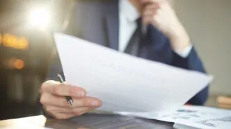 Laudos Periciais são documentos técnicos elaborados por profissionais especializados, geralmente peritos, que têm como objetivo apresentar uma análise detalhada e conclusiva sobre determinado fato ou situação. Esses laudos são amplamente utilizados em contextos judiciais, administrativos, ou mesmo para fins internos de uma organização. Esse documento éessencial para decisões baseadas em fatos técnicos e para assegurar a legalidade e transparência em diferentes contextos.
