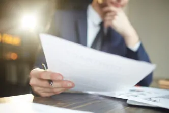 Laudos Periciais são documentos técnicos elaborados por profissionais especializados, geralmente peritos, que têm como objetivo apresentar uma análise detalhada e conclusiva sobre determinado fato ou situação. Esses laudos são amplamente utilizados em contextos judiciais, administrativos, ou mesmo para fins internos de uma organização. Esse documento éessencial para decisões baseadas em fatos técnicos e para assegurar a legalidade e transparência em diferentes contextos.