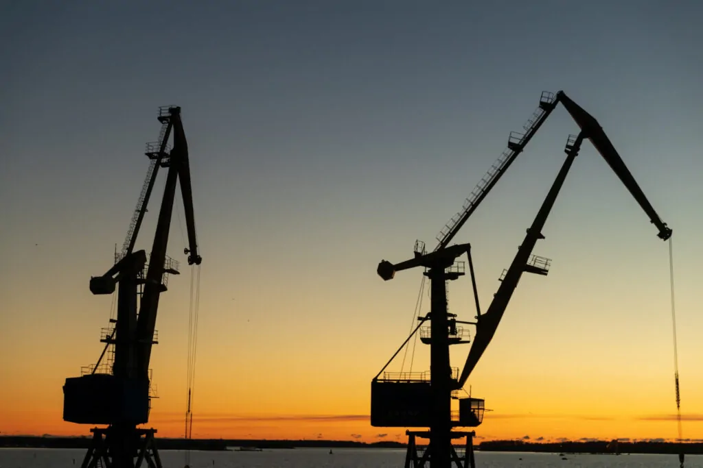 O curso de Inspetor de Guindaste Offshore, por sua vez, forma profissionais especializados para atuar no setor marítimo e em plataformas offshore. - Curso Inspetor Guindaste