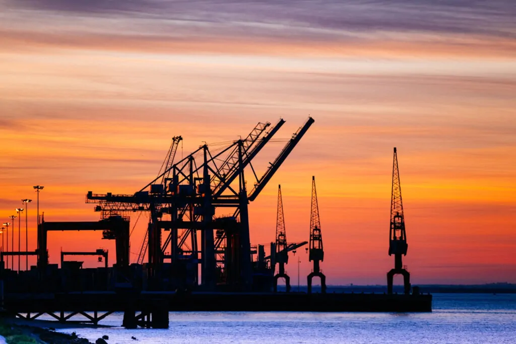 O Curso Inspetor Guindastes é uma formação voltada para capacitar profissionais a realizar inspeções técnicas em guindastes e equipamentos de elevação. - Curso Instrutor Guindaste Off Shore
