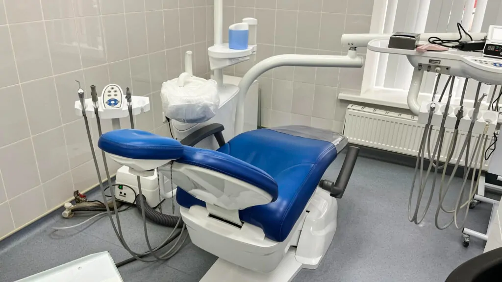 manutenção preventiva de uma cadeira odontológica é essencial para garantir o bom funcionamento do equipamento, prolongar sua vida útil e evitar falhas inesperadas durante os atendimentos.