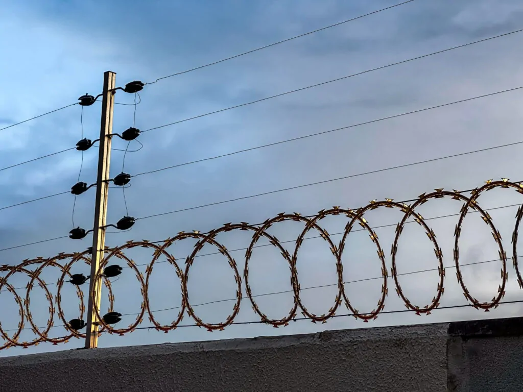 A cerca elétrica é um dos sistemas mais eficazes para proteção perimetral, garantindo segurança.