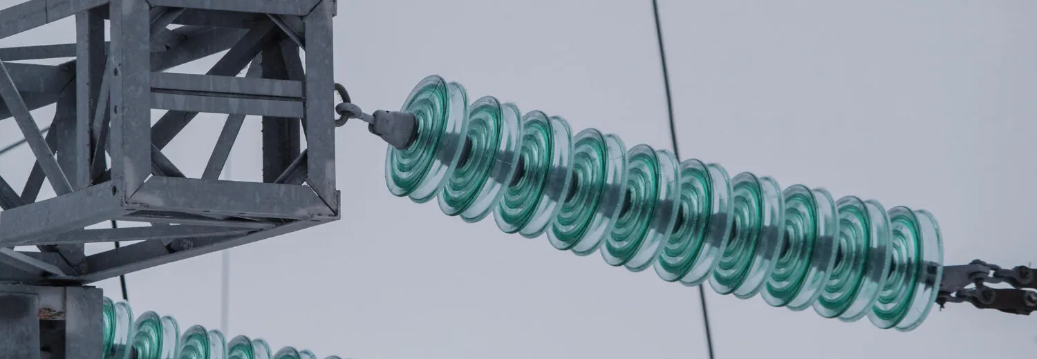 Isoladores em configuração dupla para alta tensão. Requisitos críticos de isolamento e suporte mecânico. Laudo técnico precisa incluir análise termográfica e resistência elétrica.