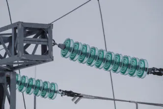 Isoladores em configuração dupla para alta tensão. Requisitos críticos de isolamento e suporte mecânico. Laudo técnico precisa incluir análise termográfica e resistência elétrica.