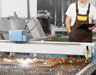 Técnico acompanha o corte de chapas metálicas para construção de moldes industriais. A usinagem controlada é etapa essencial para a fabricação de moldes destinados à injeção de peças complexas em larga escala.